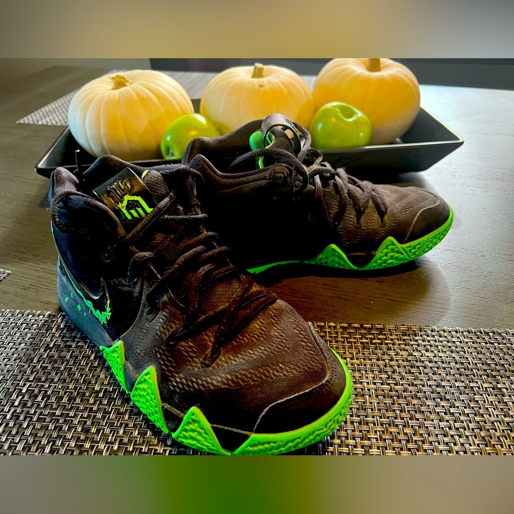 Nike 2018 Kyrie 4 'Halloween' Green & Black Shoes 4Y Youth - Picture 2 of 4